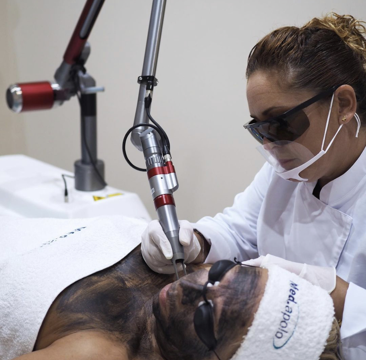 Qual è l'assistenza post -terapia per la rimozione del tatuaggio laser?